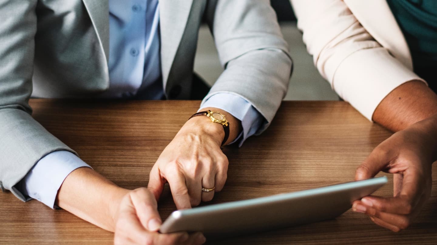 学習者がスマートタブレットを使用してコースを選択している様子