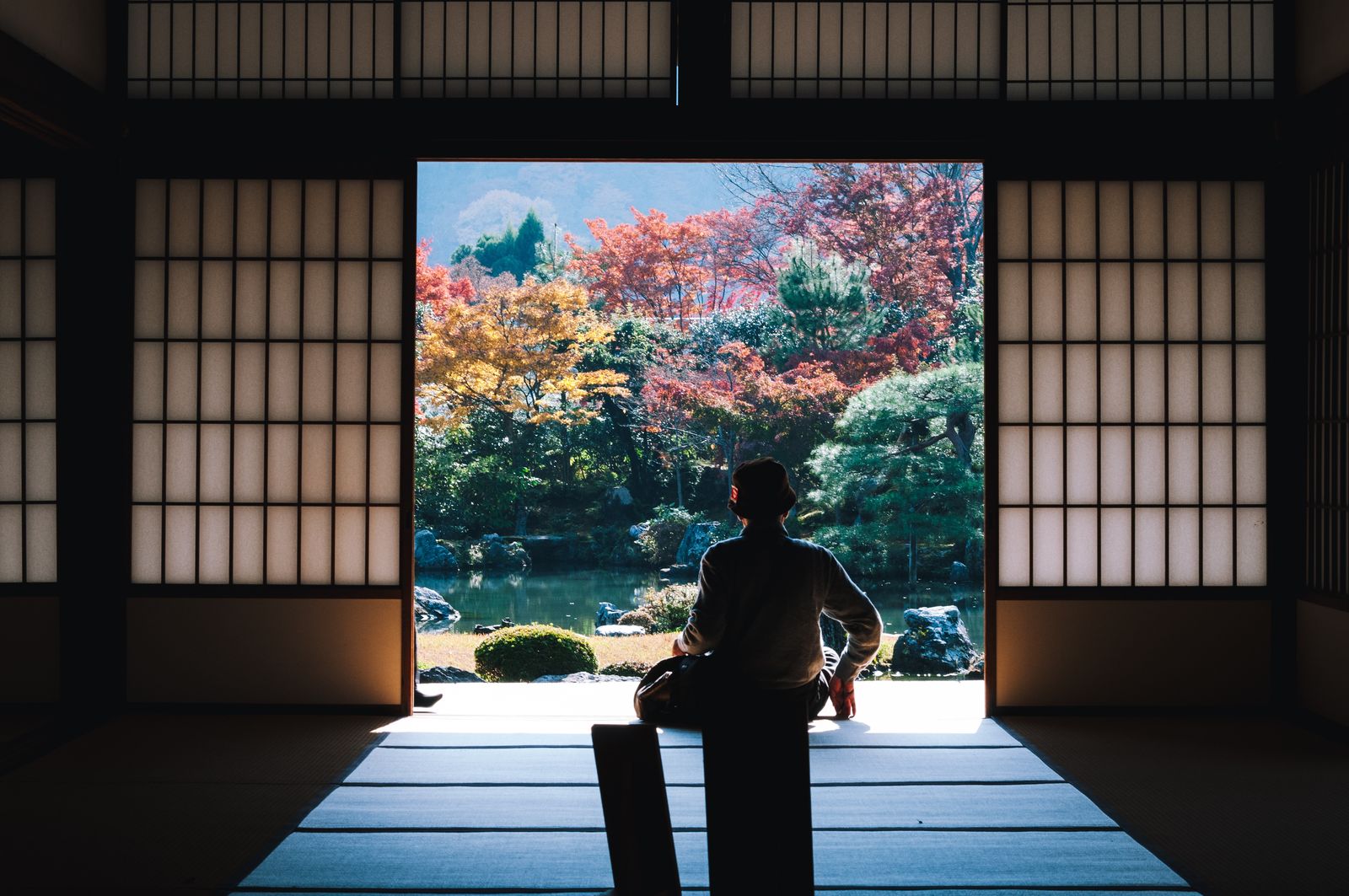 日本の伝統的な和室と庭園
